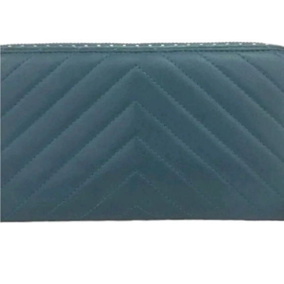 CHANEL Rare 2018 Metiers d’Art 2018 Turquoise Chevron Zipped Wallet - Picture 6 of 16